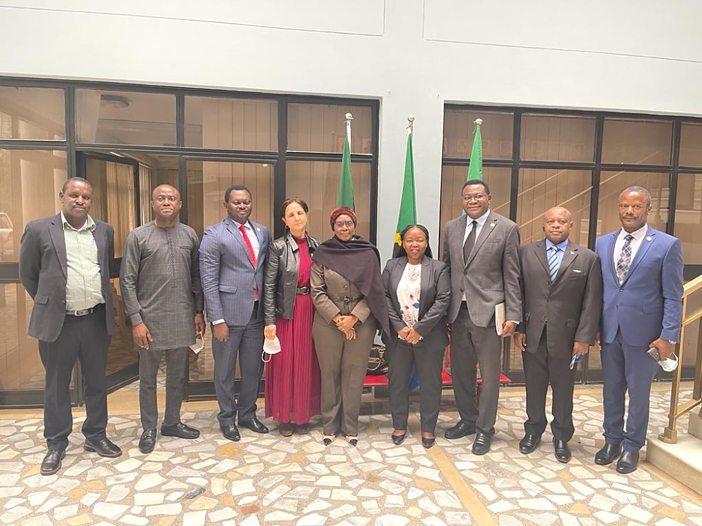 Mhe. Elizabeth Rwitunga, Kaimu Balozi (wa nne kutoka kulia) na Rais wa Mahakama ya Afrika, Mhe. Jaji Iman D. Aboud (wa tano kutoka kushoto) wakiwa katika picha ya pamoja na Watumishi wengine wa Ubalozi na Mahakama.