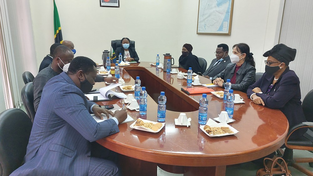 Maafisa Ubalozi wakiongozwa na Mhe. Elizabeth Rwitunga, Kaimu Balozi wakiwa katika mazungumzo na ujumbe wa Mahakama.