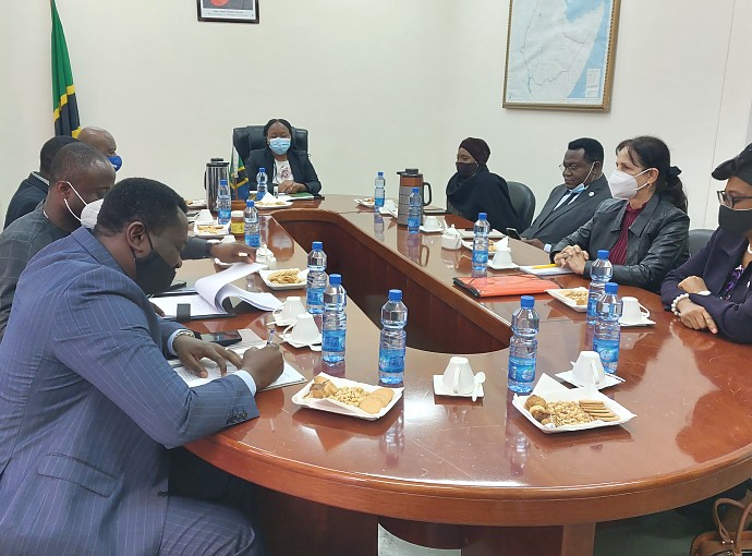 Maafisa Ubalozi wakiongozwa na Mhe. Elizabeth Rwitunga, Kaimu Balozi wakiwa katika mazungumzo na ujumbe wa Mahakama.